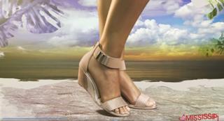Isis Valverde feet photo thumbnail