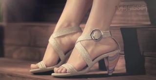 Isis Valverde feet photo thumbnail