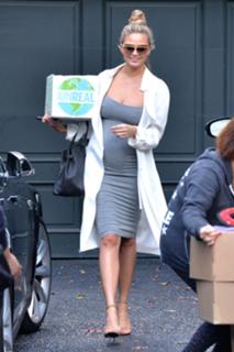 Chrissy Teigen feet photo thumbnail