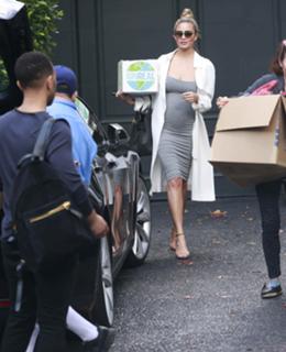 Chrissy Teigen feet photo thumbnail