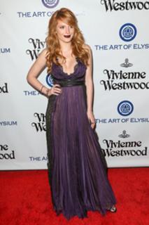 Bella Thorne feet photo thumbnail