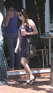 Emma Roberts feet photo thumbnail