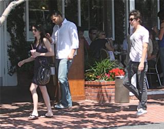 Emma Roberts feet photo thumbnail