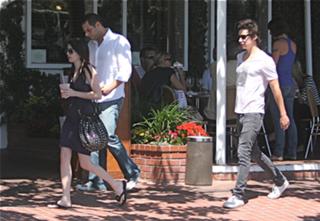 Emma Roberts feet photo thumbnail