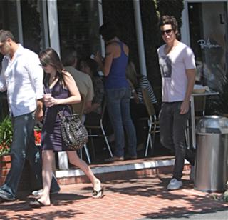 Emma Roberts feet photo thumbnail