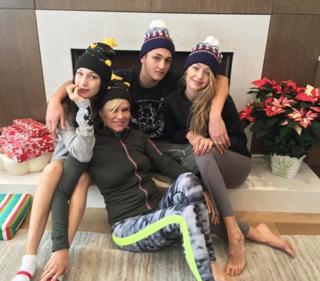 Gigi Hadid feet photo thumbnail