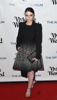 Michelle Trachtenberg feet photo thumbnail