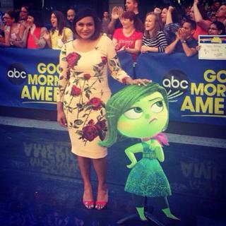 Mindy Kaling feet photo thumbnail