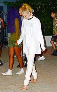 Hailey Bieber feet photo thumbnail