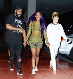Hailey Bieber feet photo thumbnail
