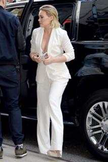 Hilary Duff feet photo thumbnail