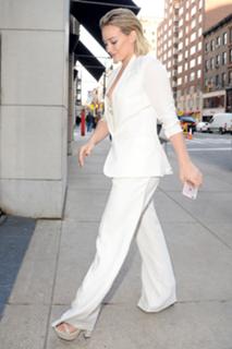 Hilary Duff feet photo thumbnail