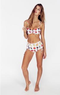 Camila Morrone feet photo thumbnail