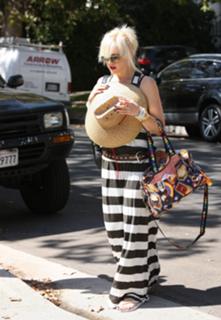 Gwen Stefani feet photo thumbnail