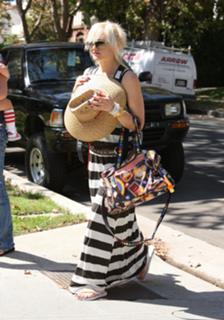 Gwen Stefani feet photo thumbnail