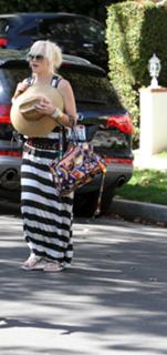 Gwen Stefani feet photo thumbnail