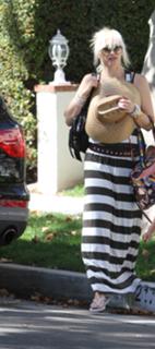Gwen Stefani feet photo thumbnail
