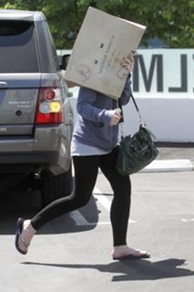 Michelle Trachtenberg feet photo thumbnail