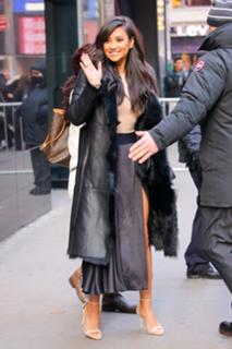 Shay Mitchell feet photo thumbnail