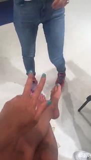 Caterina Balivo feet photo thumbnail