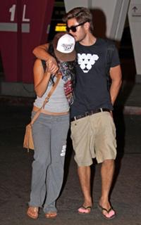 Vanessa Hudgens feet photo thumbnail