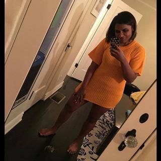 Mindy Kaling feet photo thumbnail