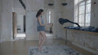 Gal Gadot feet photo thumbnail