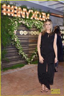 Jennifer Aniston feet photo thumbnail