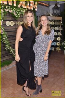 Jennifer Aniston feet photo thumbnail