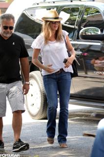 Jennifer Aniston feet photo thumbnail