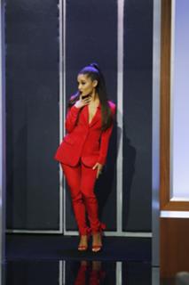 Ariana Grande feet photo thumbnail