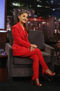 Ariana Grande feet photo thumbnail