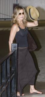 Jennifer Aniston feet photo thumbnail