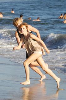Bella Thorne feet photo thumbnail