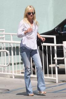 Anna Faris feet photo thumbnail