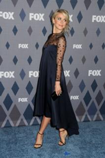Julianne Hough feet photo thumbnail