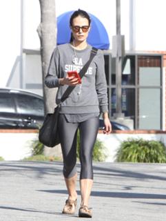 Jordana Brewster feet photo thumbnail