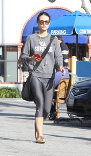 Jordana Brewster feet photo thumbnail