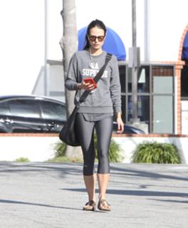 Jordana Brewster feet photo thumbnail