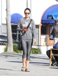 Jordana Brewster feet photo thumbnail