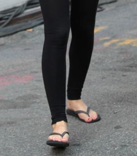 Leighton Meester feet photo thumbnail