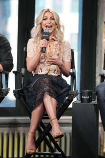 Julianne Hough feet photo thumbnail