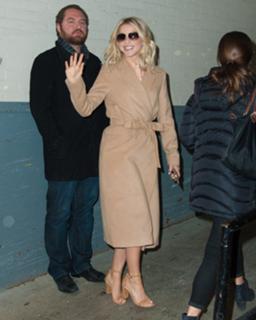 Julianne Hough feet photo thumbnail