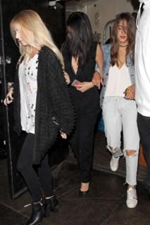 Selena Gomez feet photo thumbnail