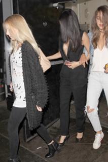 Selena Gomez feet photo thumbnail