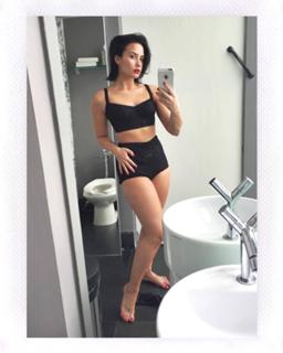 Demi Lovato feet photo thumbnail