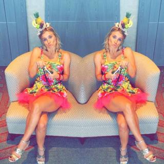 Carolina Dieckmann feet photo thumbnail
