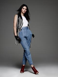 Kendall Jenner feet photo thumbnail
