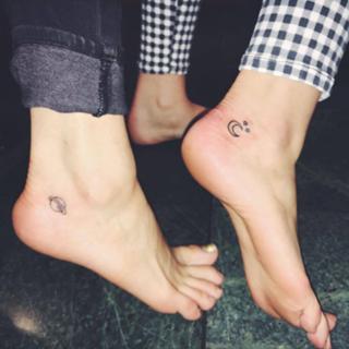 Bella Thorne feet photo thumbnail