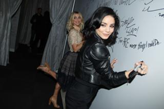 Julianne Hough feet photo thumbnail